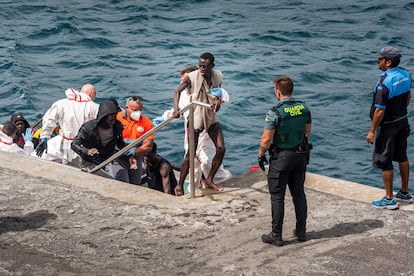 Migrants disembark at La Restinga in El Hierro; October 4, 2023.