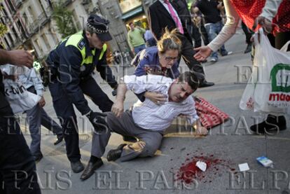 Herido por el disparo de un policía municipal en la calle del Arenal con la Puerta del Sol, en Madrid, donde además resultó herida otra persona por arma de fuego en un tiroteo.