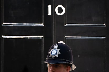 Un policía de Scotland Yard ante la puerta del 10 de Downing Street, la oficina del primer ministro del Reino Unido