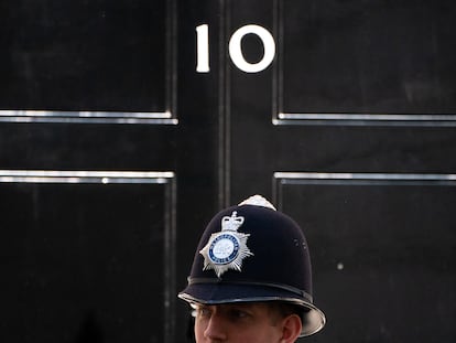 Un policía de Scotland Yard ante la puerta del 10 de Downing Street, la oficina del primer ministro del Reino Unido