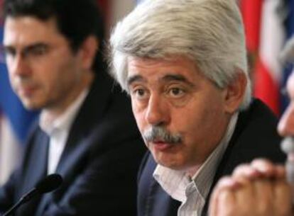 Fotografía tomada en abril de 2010 en la que se registró al ministro uruguayo de Trabajo y Seguridad Social, Eduardo Brenta (c), quien denunció una supuesta manipulación física de la escena del accidente que le costó la vida al obrero y lo consideró un hecho "gravísimo". EFE/Archivo