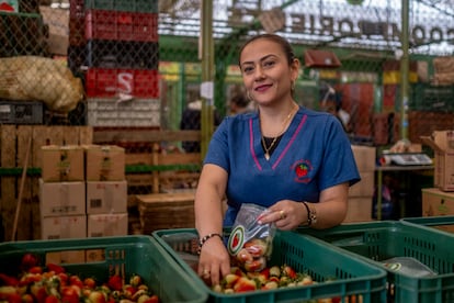 Dora Infante en su puesto de venta en la central regional de abastos Coomproriente, en Tibasosa (Boyacá), Colombia, el 21 de diciembre de 2023. 