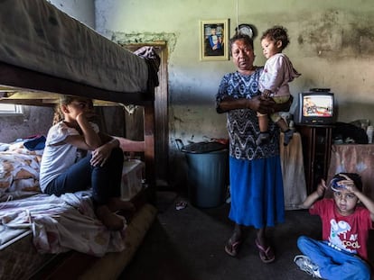 Idalinda Gomes, 58 anos, com três netos que cria em um barraco no Jardim Monte Verde, Zona Sul de São Paulo