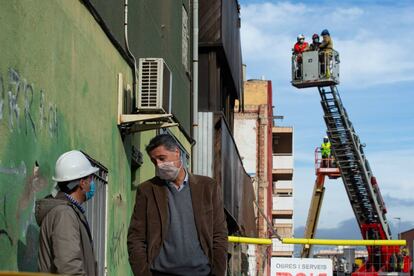 L'alcalde de Badalona, Xavier García Albiol, a la nau incendiada de Badalona.