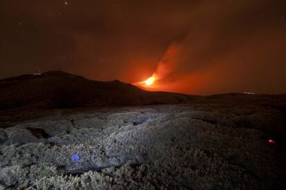 Las continuas explosiones de ceniza del volcn italiano Etna se pudieron ver durante toda la noche.