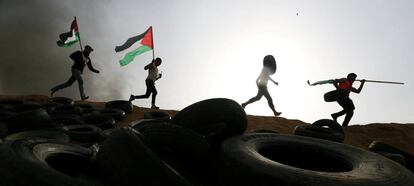 Manifestantes palestinos corren durante los enfrentamientos en Gaza.