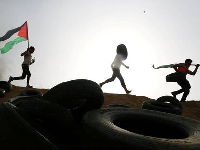 Manifestantes palestinos corren durante los enfrentamientos en Gaza.