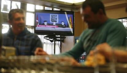ETA anuncia el alto el fuego permanente y verificable en la televisión de un bar de San Sebastián, el 10 de enero de 2011