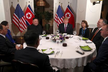 Por parte de EE UU se han sentado a la mesa el secretario de Estado, Mike Pompeo, y el jefe de gabinete en funciones de la Casa Blanca, Mick Mulvaney, mientras que el canciller, Ri Yong-ho, y el principal responsable de inteligencia de Pionyang, Kim Yong-chol, han integrado la comitiva norcoreana.