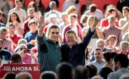 Pedro Sánchez (izquierda) y Ximo Puig, el sábado en el mitin del PSOE en Valencia.