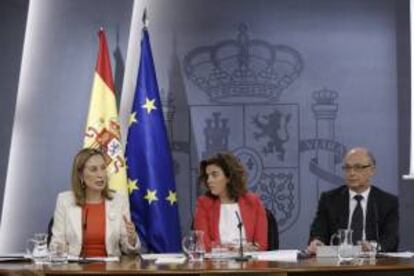 La vicepresidenta del Gobierno, Soraya Sáenz de Santamaría (c); y los ministros de Fomento, Ana Pastor, y de Hacienda, Cristóbal Montoro, durante la rueda de prensa posterior a la reunión del Consejo de Ministros.