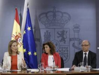 La vicepresidenta del Gobierno, Soraya Sáenz de Santamaría (c); y los ministros de Fomento, Ana Pastor, y de Hacienda, Cristóbal Montoro, durante la rueda de prensa posterior a la reunión del Consejo de Ministros.