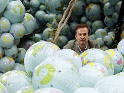 Javier Moro, premio Planeta 2011, rodeado de planetas, en la Casa de América, de Madrid.