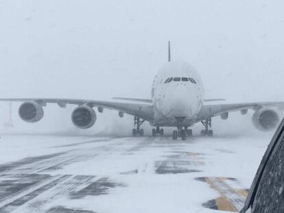 Un avión desviado ayer del aeropuerto John F. Kennedy al Stewart International Airport de Newburgh, Nueva York.