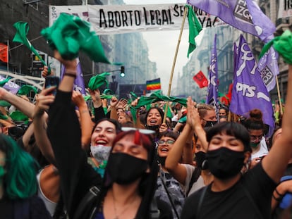 Várias mulheres comemoram nas ruas de Buenos Aires após a Câmara dos Deputados da Argentina aprovar um projeto de lei que permite o acesso livre e legal ao aborto.