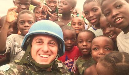 Luciano Huck durante visita ao Haiti.