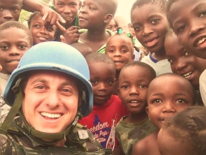 Luciano Huck durante visita ao Haiti.