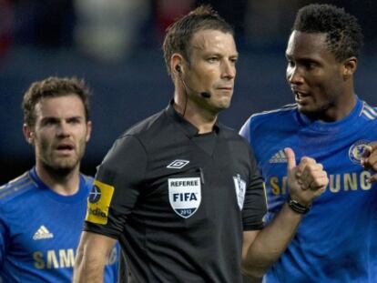 Mata, Clattenburg y Mikel, en el partido contra el M. United.