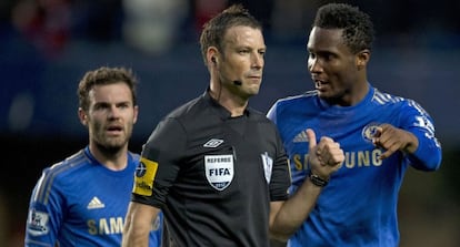 Mata, Clattenburg y Mikel, en el partido contra el M. United.