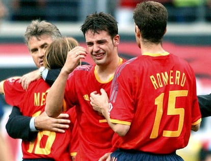 22 de junio de 2002. Fernando Morientes es consolado por su compañero Enrique Romero, mientras Guus Hiddink (izquierda), entrenador de Coreal del Sur, hace lo mismo con Mendieta, en el partido de cuartos de final. El empate a cero se solventó en la tanda de penaltis, con más acierto para los surcoreanos.