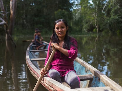 Liz Chicaje rema en el río Ampiyacu con sus hijos.