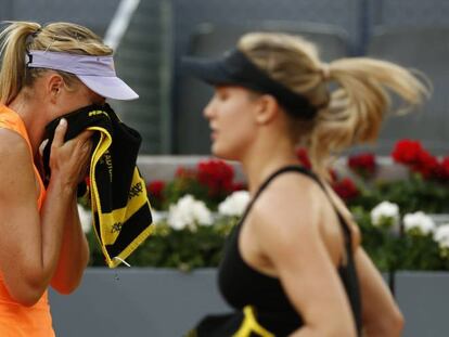 Sharapova y Bouchard, durante una pausa del partido.