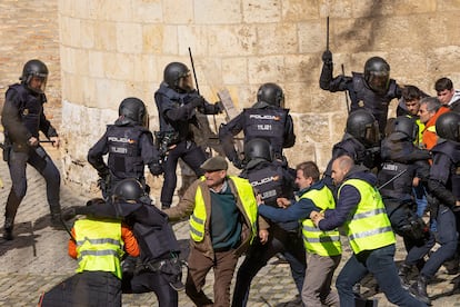 Agentes de Policía contienen a los agricultores que intentar acceder al Palacio de la Aljafería donde están las Cortes de Aragón, este viernes en Zaragoza.
