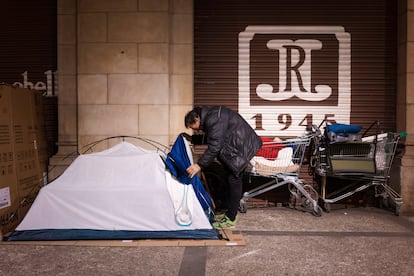 Pedro monta su tienda de campaña en el paseo Picasso.