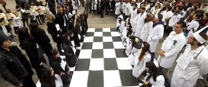 Los médicos escenifican en la plaza frente al museo Reina Sofía un “ajedrez sanitario”.