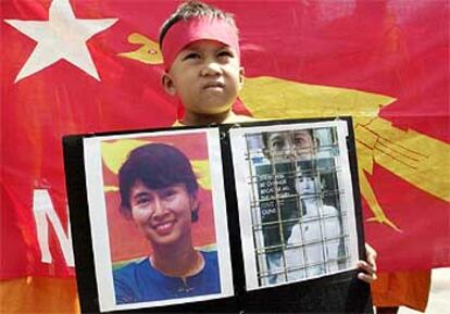 Un niño con la foto de Suu Kyi, en la protesta celebrada ayer en Bangkok.