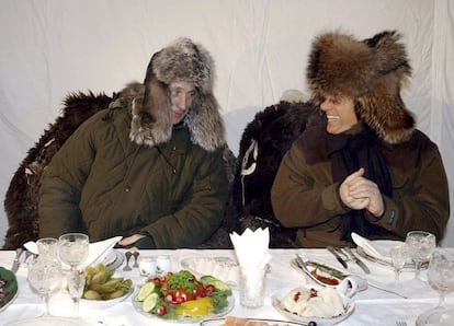 El presidente ruso, Vladimir Putin, y el primer ministro italiano Silvio Berlusconi, charlan durante un almuerzo en la residencia del presidente ruso en las afueras de Moscú, en una imagen datada en febrero de 2003.