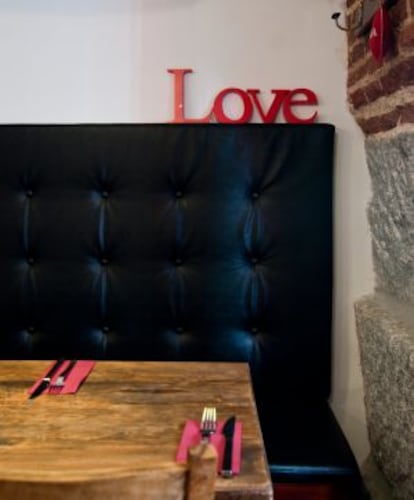 Una de las mesas del bar Amor, en el madrileño barrio de Malasaña.