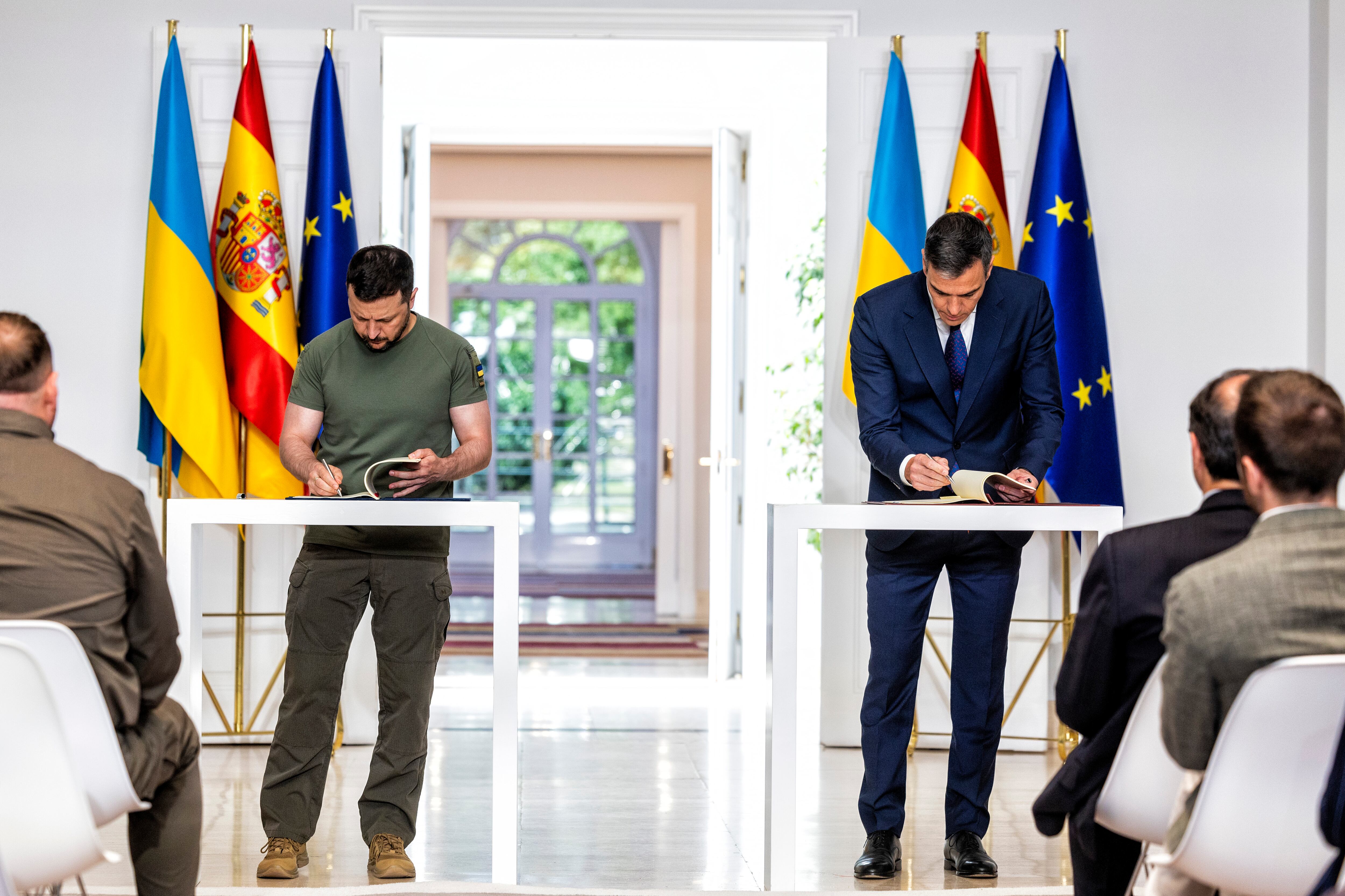 El presidente del gobierno español, Pedro Sánchez (derecha), y el presidente de Ucrania, Volodímir Zelenski​, durante la firmar el Acuerdo de Cooperación en materia de Seguridad entre España y Ucrania, este lunes en el palacio de La Moncloa.