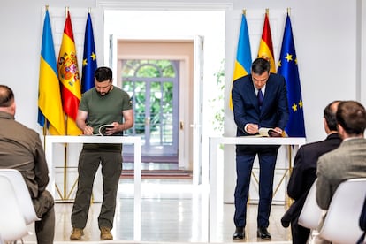 El presidente del gobierno español, Pedro Sánchez (derecha), y el presidente de Ucrania, Volodímir Zelenski​, durante la firmar el Acuerdo de Cooperación en materia de Seguridad entre España y Ucrania, este lunes en el palacio de La Moncloa.