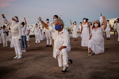 Un grupo de artistas se arrodilla en Brasilia el día 8 por las víctimas de la pandemia.