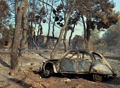 Un vehículo y una vivienda, calcinados en el barrio de Drosia, a las afueras de Atenas.