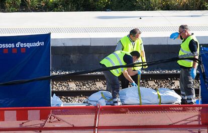 Retirada del cadáver de una de las víctimas del accidente de Castelldefels, esta mañana