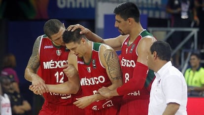 Jugadores mexicanos durante el partido ante Angola.