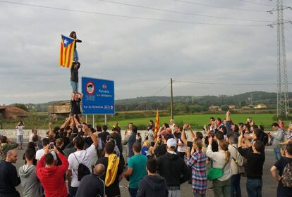 Corte de una carretera en Girona por manifestantes durante la jornada de huelga.