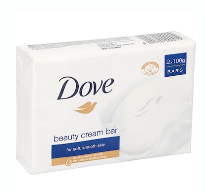 Dove Beauty Cream Bar.
Un clásico de droguería, esta pastilla limpiadora especial para rostro y manos con crema hidratante no contiene jabón, sino el limpiador suave DEFI, y ofrece un cuarto de crema hidratante en cada pastilla, con lo que ayuda a preservar la hidratación natural de la piel.