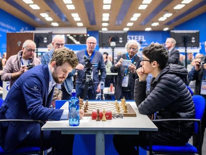 Carlsen y Firouzja en los prolegómenos de su partida del pasado enero en Wijk aan Zee (Países Bajos)