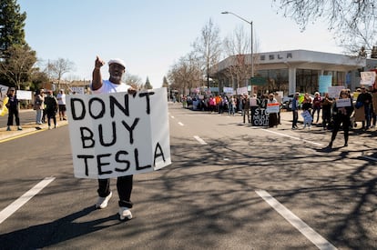 Un manifestante pide un boicot a Tesla durante una protesta en Palo Alto (California), el pasado 8 de marzo.