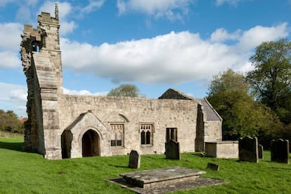 Este pueblo medieval de Yorkshire, al norte de Inglaterra, abandonado desde el siglo XVI, es famoso por sus zombis. En 2017, un grupo de expertos que estudiaba los restos de diez personas que murieron entre los siglos XI y XIV descubrió que fueron quemados y desmembrados antes de ser enterrados. La conclusión a la que llegaron los estudiosos de la Universidad de Southampton, en colaboración con la agencia del patrimonio inglés, Historic England, es que, por algún motivo, los campesinos temían que, si no tomaban esas medidas drásticas, los muertos volviesen de sus tumbas para comérselos.