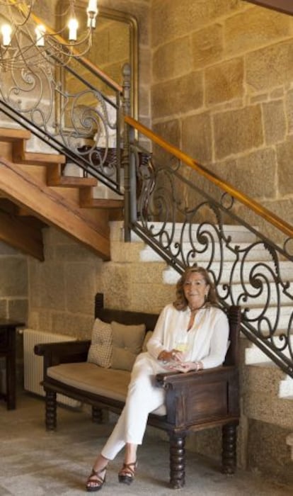 Marisol Bueno, junto a la escalera del Pazo de Señoráns.