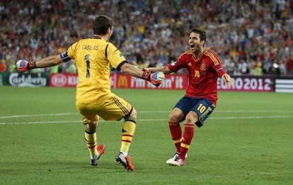 Casillas y Cesc, tras el penalti descisivo.