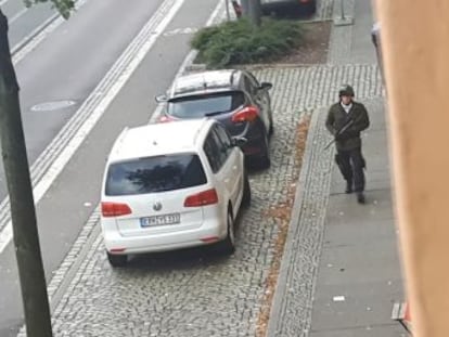 La policía ha detenido al sospechoso y tiene un vídeo que grabó el propio asaltante mientras disparaba. Según  Der Spiegel , es un hombre de 27 años