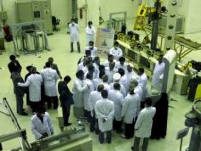 Imagen de archivo del 2009 de oficiales técnicos iraníes durante la inauguración de la primera planta de producción de combustible nuclear de Irán, ubicada cerca de la ciudad iraní de Isfahan. EFE/Archivo