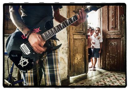 Escenas de la vida cotidiana de Punks en Cuba, desde 2008 hasta 2010.