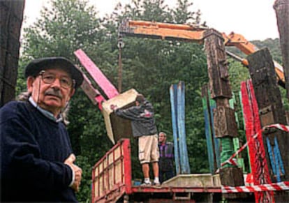 Agustín Ibarrola, supervisando el transporte de traviesas a Alemania.