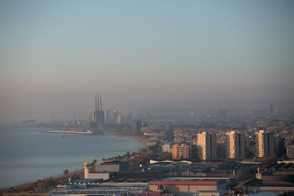 Barcelona sota un tel de contaminació el desembre passat.
